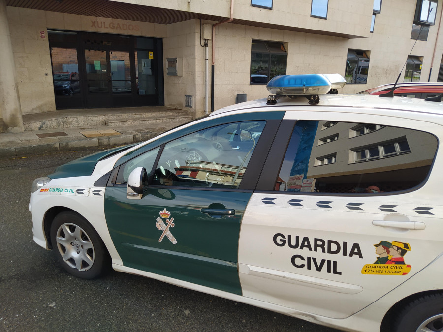 Detenidos tres individuos a los que la Guardia Civil investiga por robos en vehículos en A Pobra