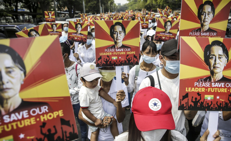 Miles de birmanos desafían la represión de las protestas contra el golpe