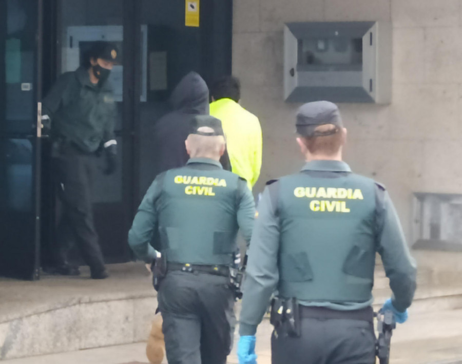 Mandan a prisión a tres detenidos por robos en unos 45 vehículos en A Pobra
