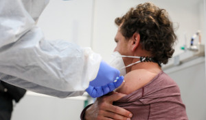 La Xunta quiere empezar a vacunar a los mayores de 70 años a partir del mes de abril