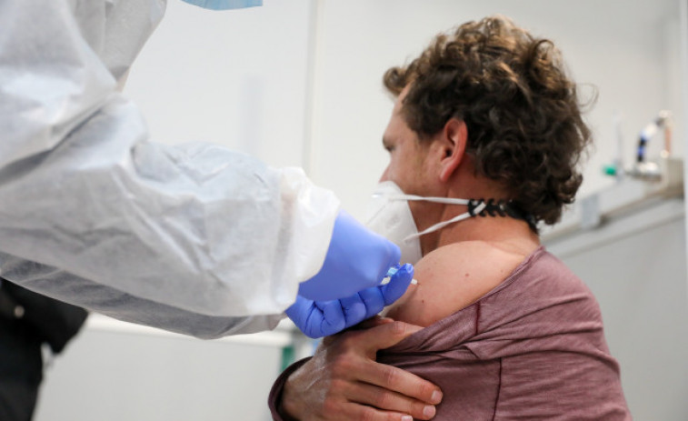 La Agencia Europea del Medicamento levanta el veto al uso de la vacuna de AstraZeneca
