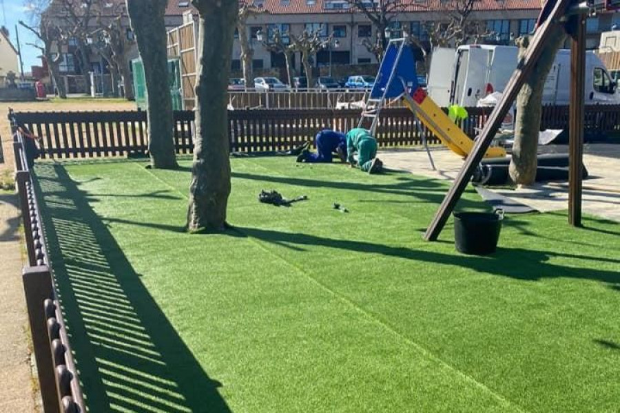 Meis instala césped artificial en el parque de la Praza de España y espera poder reabrirlo pronto