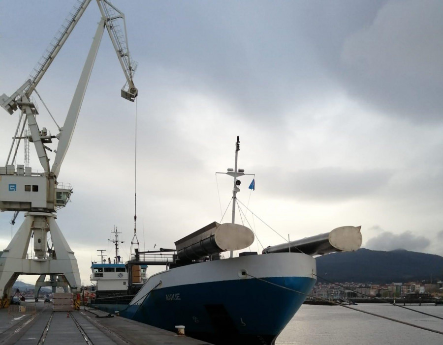 El buque “Ankie”, dotado de velas rígidas más sostenibles, recala en el Puerto de Vilagarcía