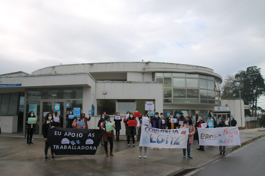 El personal de las escuelas de A Galiña Azul valora endurecer la huelga para reclamar sus plazas