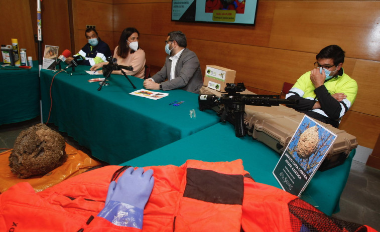 O Salnés ya puede eliminar nidos de velutina a 200 metros de altura y se prepara para usar explosivos