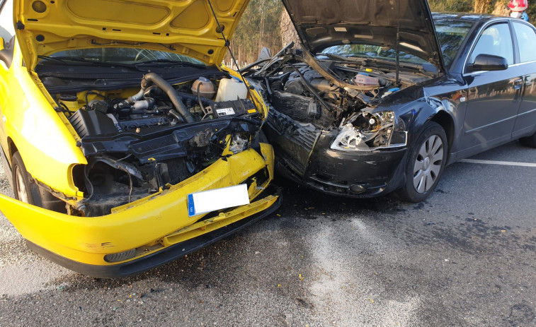 Una brutal colisión entre dos coches obliga a cortar dos horas un tramo de la PO-300, en Leiro