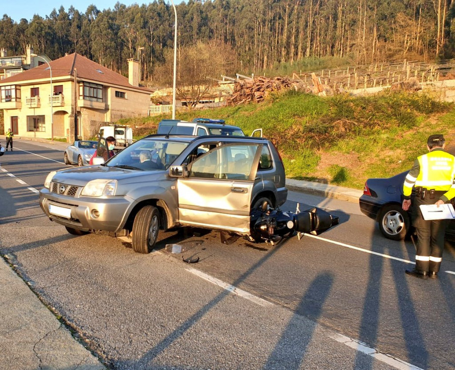 Un motorista sufre heridas graves en una pierna tras chocar con un coche en Meaño