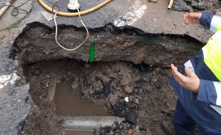 La rotura de una tubería en O Grove deja varias calles sin agua durante horas