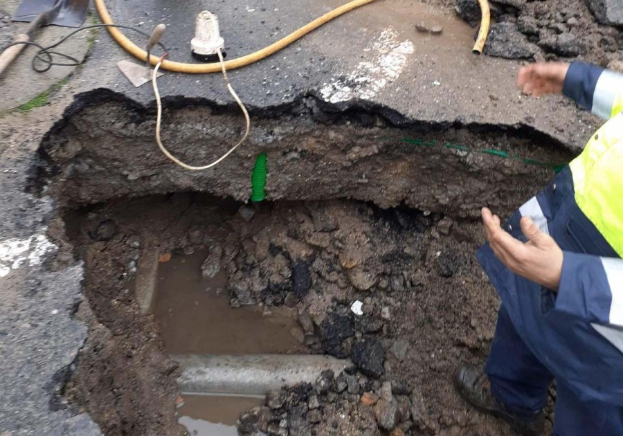 La rotura de una tubería en O Grove deja varias calles sin agua durante horas