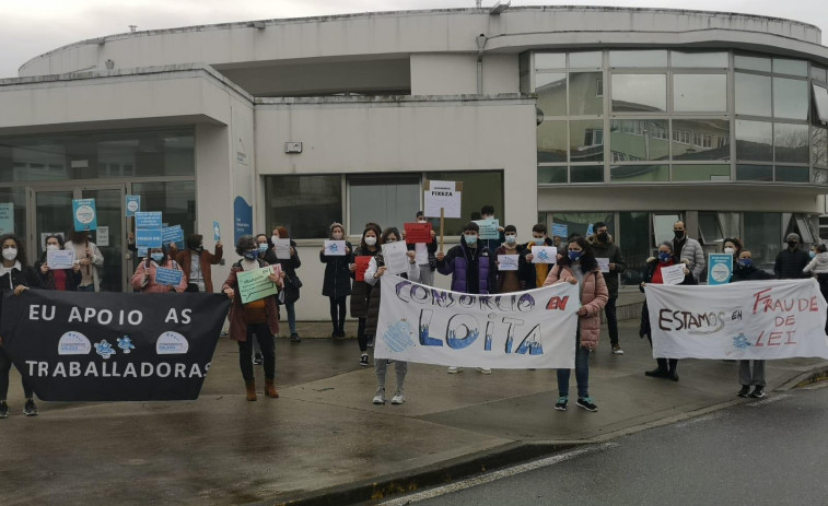 Las trabajadoras de las escuelas A Galiña Azul y del centro de día de Boiro endurecerán sus protestas