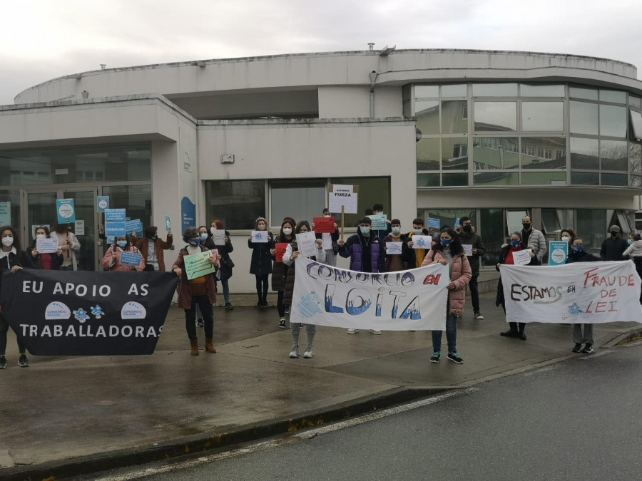 Las trabajadoras de las escuelas A Galiña Azul y del centro de día de Boiro endurecerán sus protestas