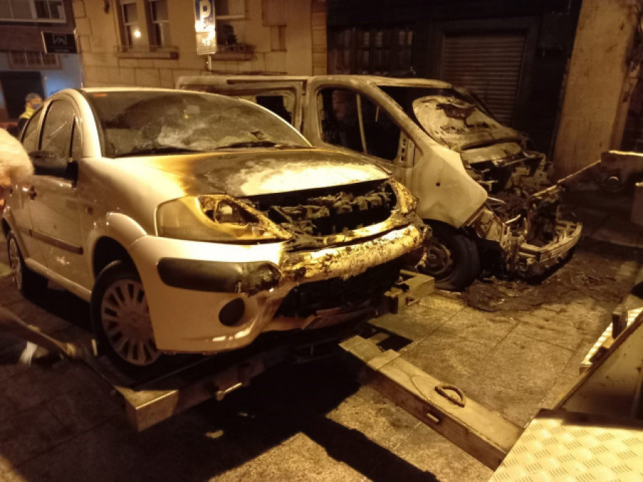 Detenidos dos hombres tras el incendio de una furgoneta en Vigo