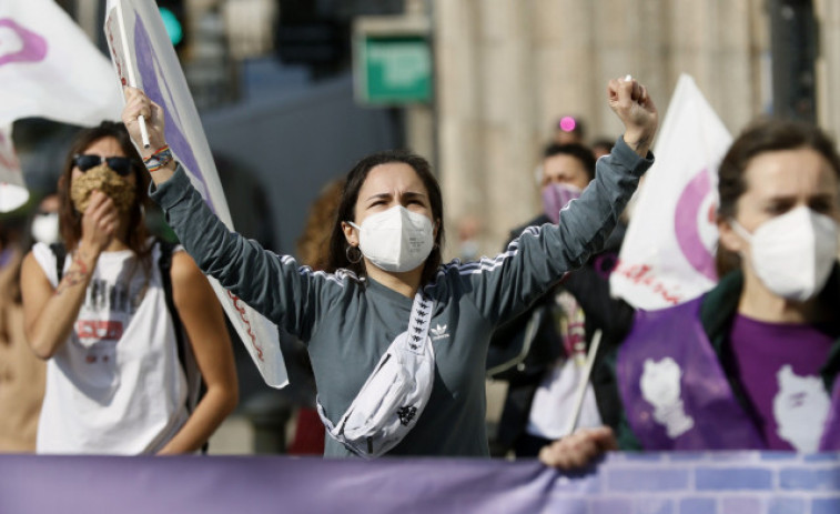 Las ciudades gallegas acogen las primeras movilizaciones con distancia y en ambiente festivo