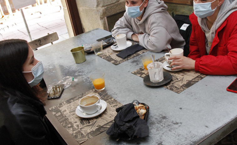Arousa recupera la actividad en el interior de los bares y varios restaurantes se animan a reabrir