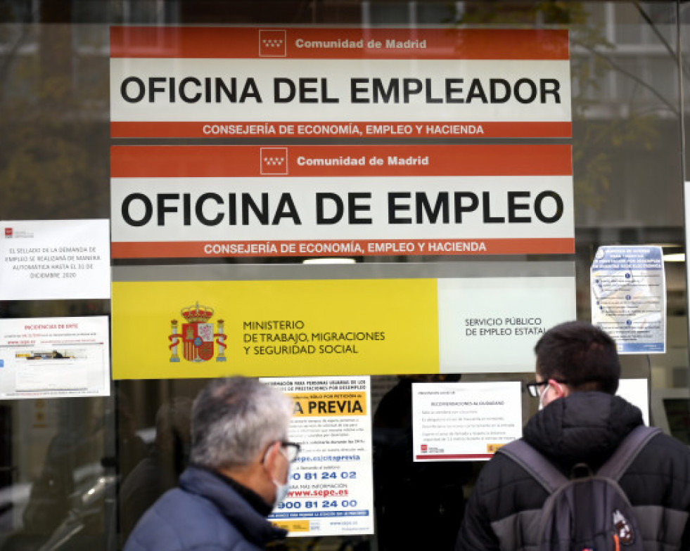 EuropaPress 3460677 dos hombres miran cristal oficina empleo sepe antiguo inem horas despues conocer 1