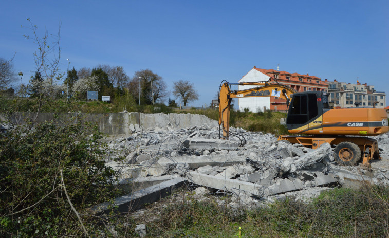 El Concello derriba la estructura del centro sociocultural de Vilalonga para la urbanización del entorno