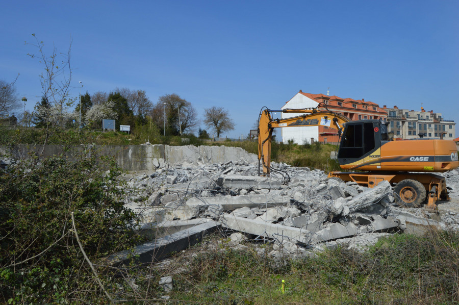 El Concello derriba la estructura del centro sociocultural de Vilalonga para la urbanización del entorno