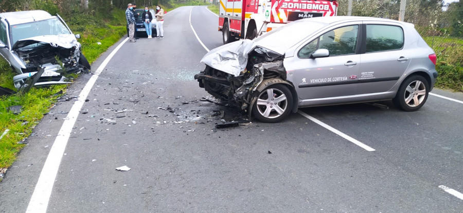Dos conductores resultan heridos leves tras una colisión frontal en una curva cerrada en Ribeira
