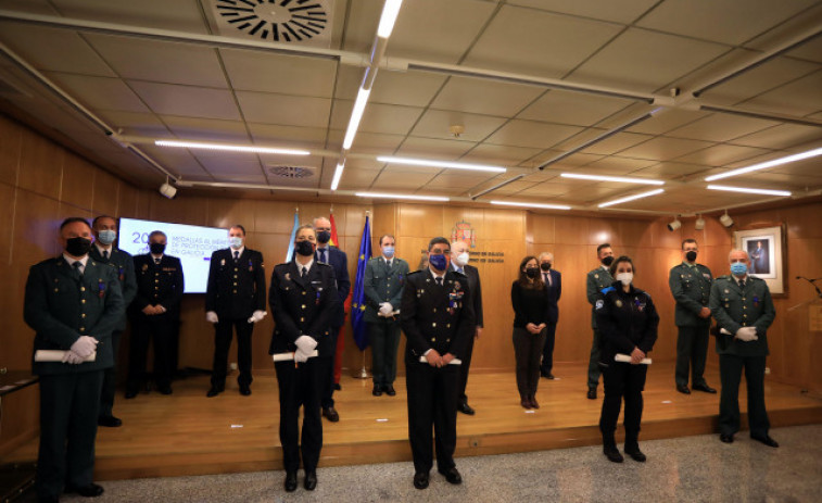 Nueve agentes y voluntarios de Protección Civil, condecorados en A Coruña por ser un ejemplo