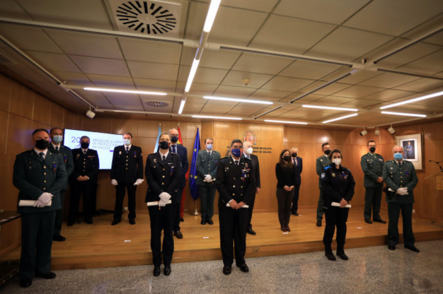 Nueve agentes y voluntarios de Protección Civil, condecorados en A Coruña por ser un ejemplo