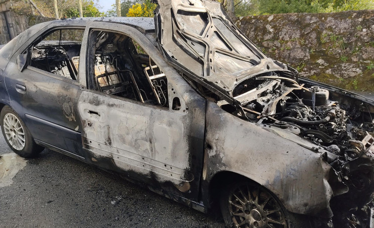 Un turismo aparece incendiado en Rubiáns horas después de accidentarse y huir su conductor