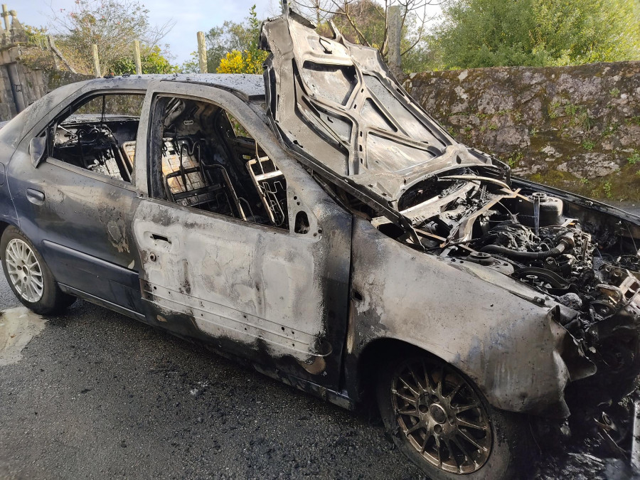Un turismo aparece incendiado en Rubiáns horas después de accidentarse y huir su conductor