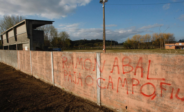 Aparecen pintadas contra el exedil de Obras José Ramón Abal por el campo del Beiramar