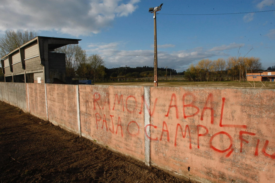 Aparecen pintadas contra el exedil de Obras José Ramón Abal por el campo del Beiramar