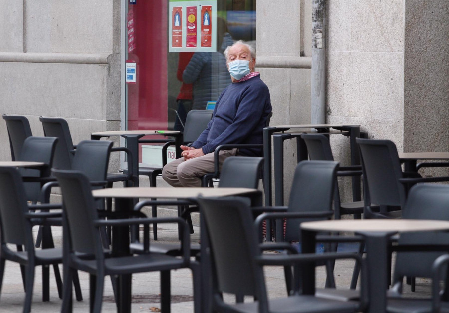 Pontecesures prepara sus terrazas tras salir del nivel máximo, pero sigue aislado con su entorno