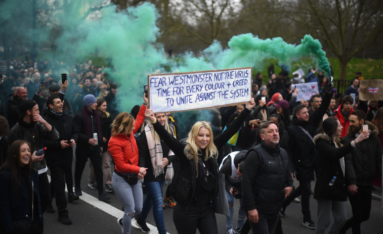 Miles de personas se manifiestan en Londres contra el confinamiento