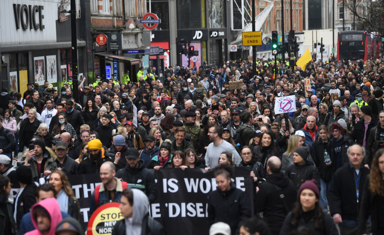 Al menos 36 detenidos en una protesta en Londres contra el confinamiento