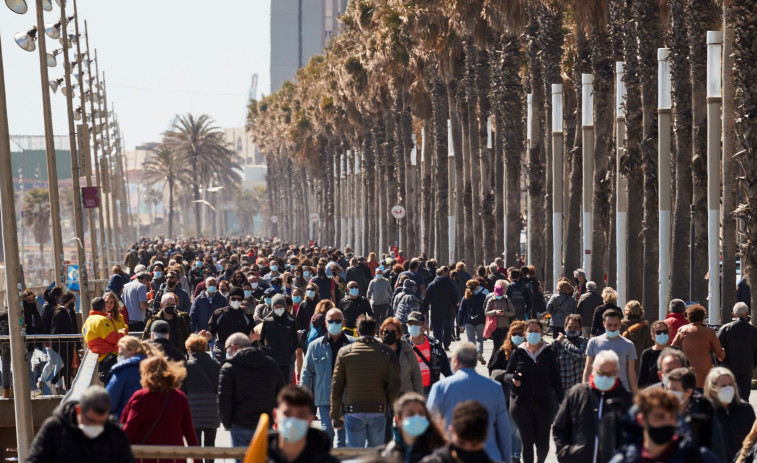 España cierra el puente y espera una Semana Santa con el virus otra vez estable