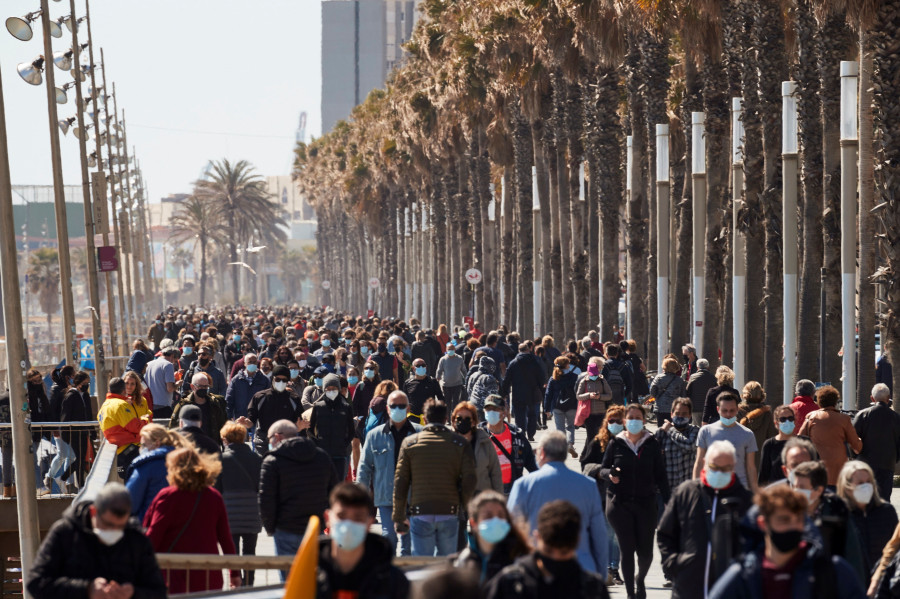 España cierra el puente y espera una Semana Santa con el virus otra vez estable