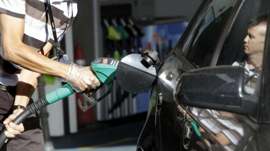 La gasolina sigue al alza y el gasóleo baja por primera vez en un mes