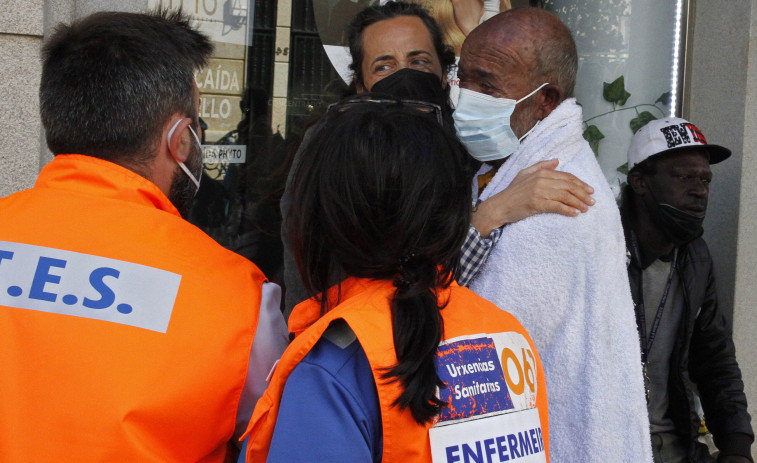 Trasladan a tres personas al Hospital por inhalar humo tras un incendio en un piso de Castelao