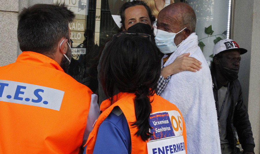 Trasladan a tres personas al Hospital por inhalar humo tras un incendio en un piso de Castelao