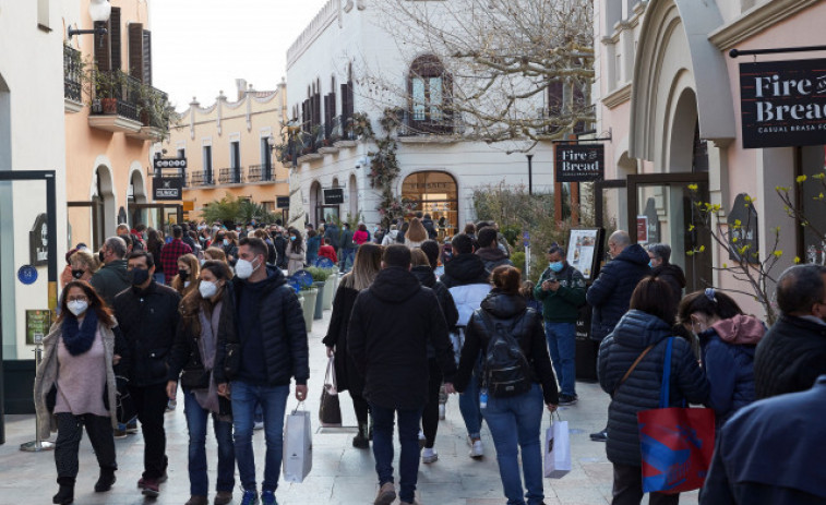 La obligación de llevar mascarilla aún con distancia entra en vigor