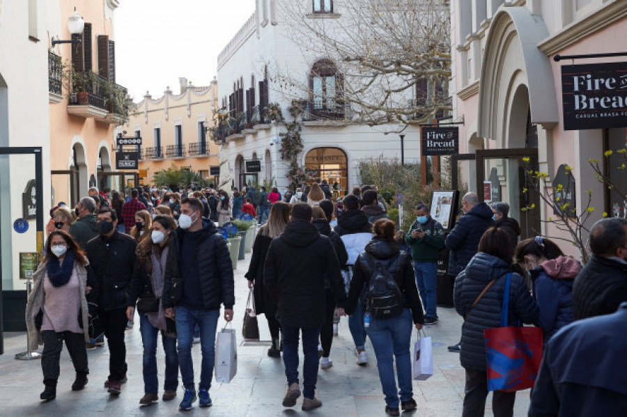 La obligación de llevar mascarilla aún con distancia entra en vigor