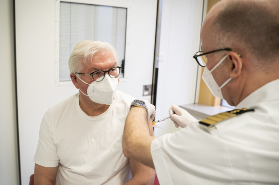 El presidente alemán recibe la vacuna de AstraZeneca
