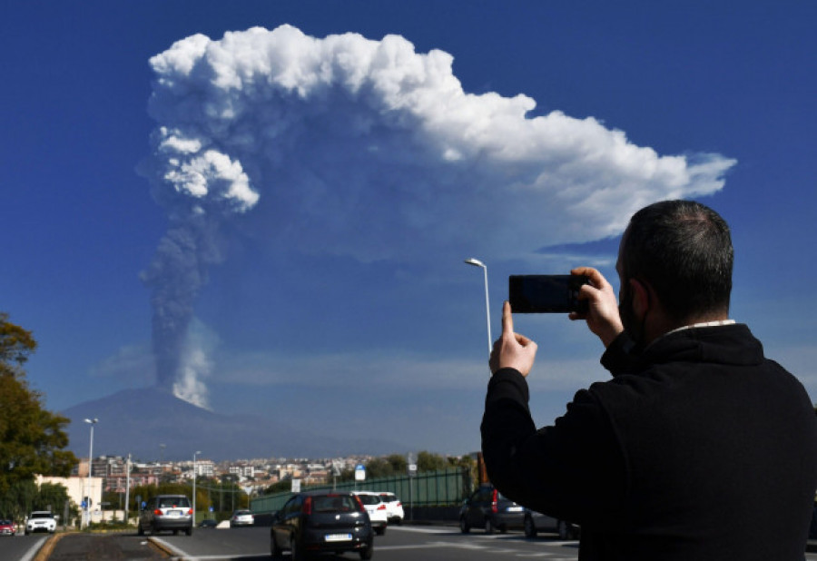Cerrado el espacio aéreo por una nueva erupción del Etna, con nube de cenizas