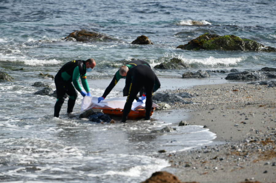 Hallan el cuerpo sin vida de un inmigrante flotando en una playa de Ceuta