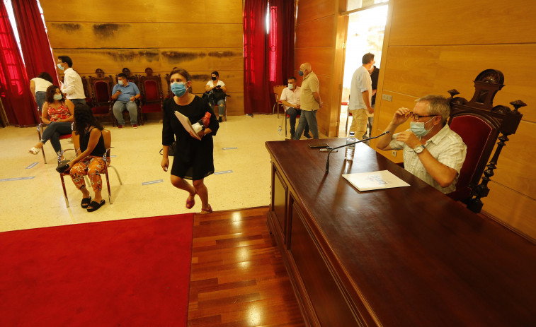 La alcaldesa no supera la cuestión de confianza en un pleno marcado por duros reproches entre el excuatripartito