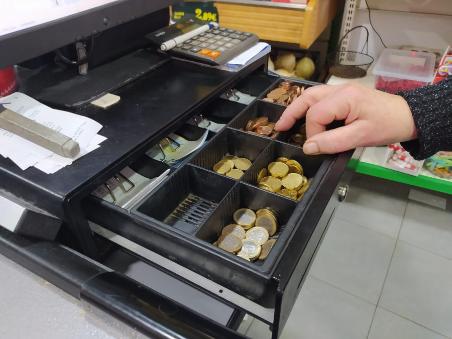 Un individuo atraca con un cuchillo un supermercado de O Pombal y se lleva unos 100 euros