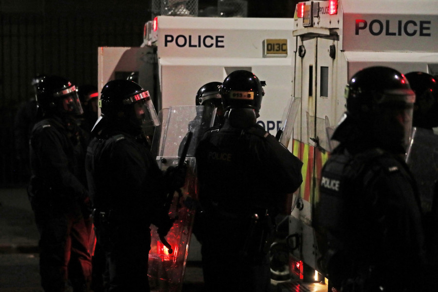 Irlanda del Norte vive su octava noche de disturbios con la policía