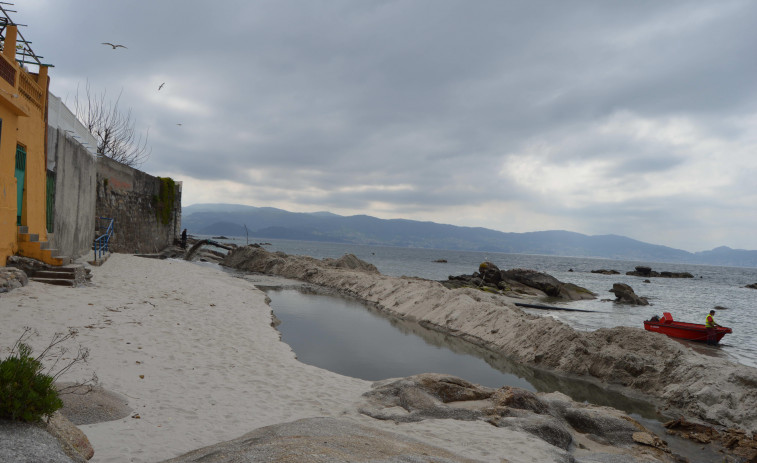 La regeneración de A Carabuxeira avanza con la extracción de arena y la colocación del tubo geotextil