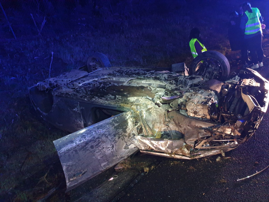 Triplica la tasa de alcoholemia tras sufrir un aparatoso accidente al filo del toque de queda en Vilagarcía