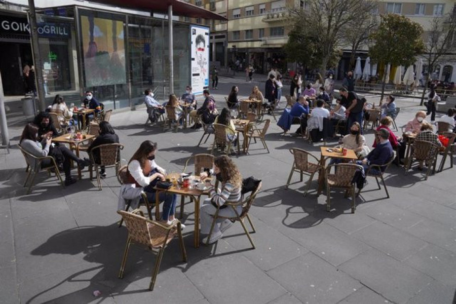 Galicia apuesta por reservas, registro de clientes y medidores de CO2 para ampliar el horario de restaurantes