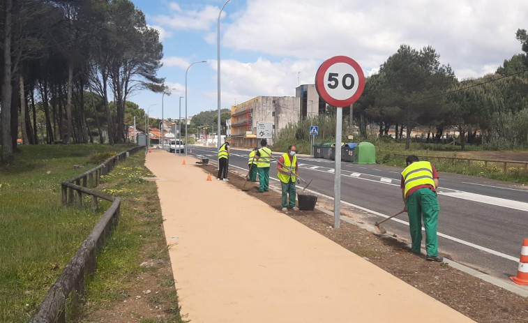 La Xunta acondiciona las zonas verdes de la senda en la PO-308 entre Portonovo y A Lanzada