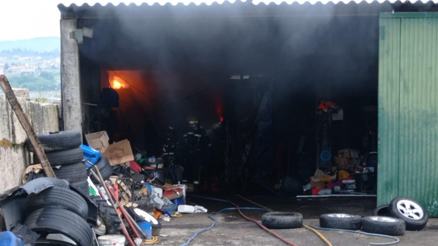 Sofocan un incendio en un taller de vehículos en Nantes que deja daños materiales en su interior