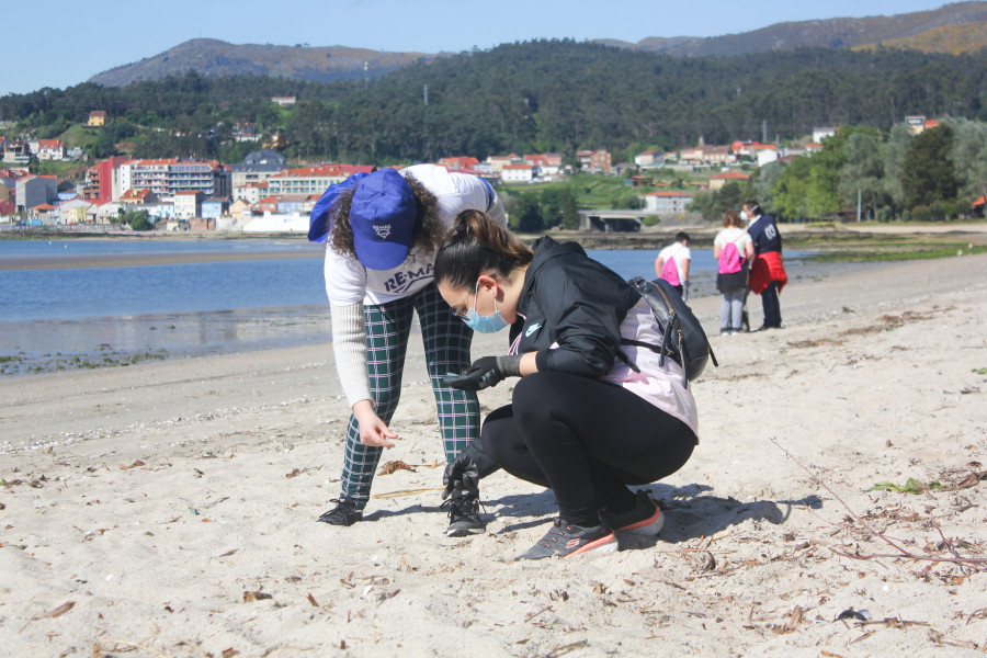 Amicos realiza una limpieza de basura marina en Praia Xardín dentro de su proyecto Re-Mar